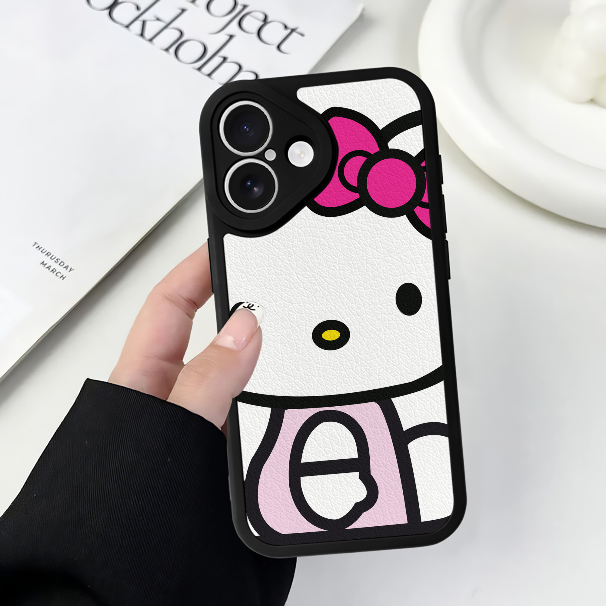 （画像用） Hello Kitty ハローキティ 【iPhone 16シリーズ対応】シリコンスマホケース（レザー調） 材質：シリコン
